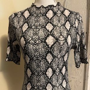 Snake pattern fitted top